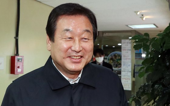 김무성 미래통합당 의원이 지난달 22일 서울 여의도 한 식당에서 열린 비박계 의원 만찬에 참석하고 있다. [뉴스1]