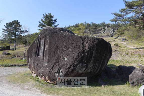 화순 핑매바위 고인돌. 뒤편 채석장에서 떼어내 경사로를 따라 운반한 것으로 보이는 최대 규모의 고인돌이다. 화순 오장환 기자 5zzang@seoul.co.kr