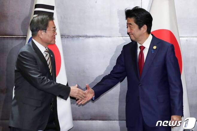 문재인 대통령(왼쪽)과 아베 신조 일본 총리 <자료사진> © AFP=뉴스1