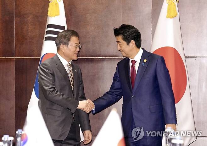 인사 나누는 문 대통령과 아베 총리 (청두=연합뉴스) 이진욱 기자 = 문재인 대통령과 아베 일본 총리가 작년 12월 24일(현지시간) 중국 쓰촨성 청두 세기성 샹그릴라호텔에서 악수하며 인사를 나누고 있다. 2019.12.24 cityboy@yna.co.kr