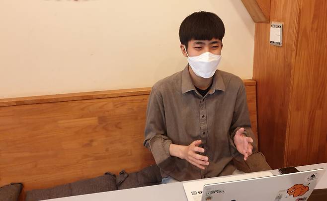 시민단체 ‘다움’(다양성을 향한 지속가능한 움직임) 운영위원 창구(27)씨가 12일 서울 종로구의 한 카페에서 코로나19 사태와 관련한 성소수자 혐오에 대해 이야기를 하고 있다.