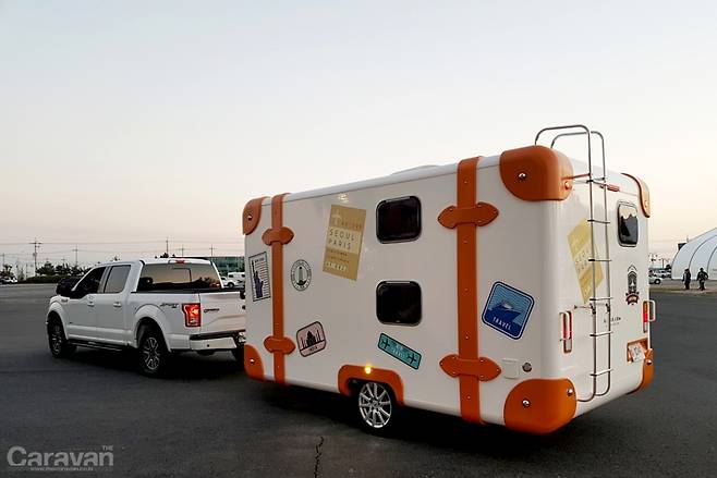 빈티지한 트렁크 컨셉의 까방 카라반