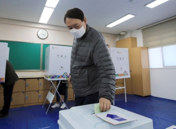 윤석열 검찰총장이 제21대 국회의원선거일인 4월 15일 오전 서울 서초구 원명초등학교에 마련된 투표소에서 투표를 하고 있다. 사진=뉴스1