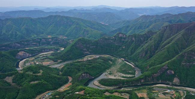 동강전망자연휴양림 쪽에서 내려다본 동강. 동강 전체 구간 중에서 물길이 가장 급하게 휘어져 사행(蛇行)하는 구간이다. 오른쪽 아래 거북이 머리처럼 내민 땅을 굽이치는 곳이 나리소이고, 왼쪽 위의 강변 마을이 제장마을이다. 동강은 정선의 나리소를 지나면서 협곡에 갇혀 길을 버리고 저 홀로 흘러서 평창의 문희마을로 향한다.