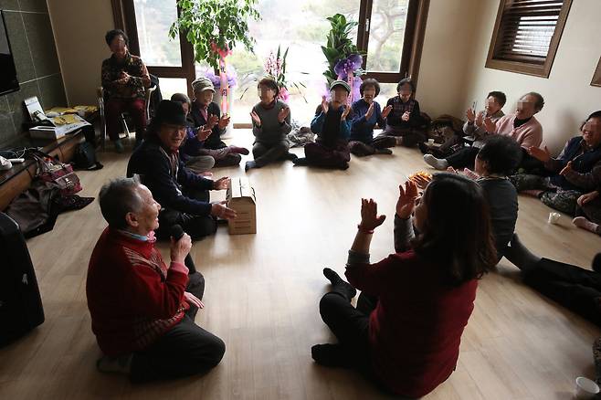 일본군 `위안부' 피해자 길원옥 할머니(맨앞줄 왼쪽)가 2014년 1월 24일 낮 새해 인사를 하기 위해 경기 안성시 금광면 한국정신대문제대책협의회 평화와 치유가 만나는 집(쉼터)를 방문한 기지촌 여성들에게 노래를 불러주고 있다. 이날 모임은 기지촌 할머니들께 연대의 정을 전하려 정대협이 새해맞이 식사 초대를 해 이뤄졌다. 안성/이정아 기자 leej@hani.co.kr