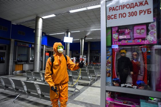 러시아 상트페테르부르크의 지하철 역에서 방역요원이 소독제를 뿌리고 있다. AFP=연합뉴스