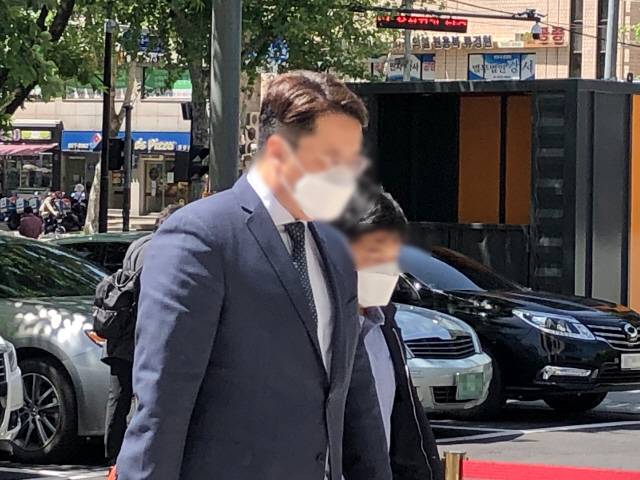 피해액 1조6천억원 규모의 ‘라임자산운용 환매 중단 사태’에 연루된 의혹을 받는 향군 상조회 전 부회장 장모씨가 13일 영장실질심사를 받기 위해 서울남부지법으로 들어서고 있다./연합뉴스