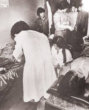 부상자들로 초만원을 이룬 광주시내 각 병원에서 피가 부족하다는 소식이 알려지자 많은 광주시민들이 팔을 걷어부치고 헌혈에 앞장섰다.ⓒ5·18기념재단