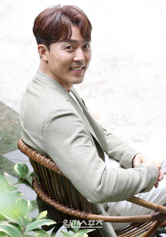 JTBC 금토 드라마 ‘부부의 세계’에서 정신과 의사 김윤기 역을 맡아 열연한 배우 이무생이 18일 오전 서울 강남구 청담동의 한 카페에서 일간스포츠와 인터뷰를 가졌다. 박세완 기자 park.sewan@jtbc.co.kr / 2020.05.18/