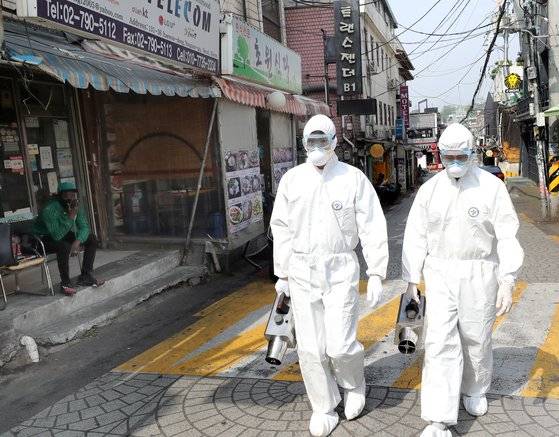이태원 클럽발 코로나 재확산에 지난 11일 서울 용산구 보건소 관계자들이 이태원 유흥밀집 거리 방역을 위해 이동하는 모습. 연합뉴스