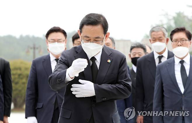 5·18묘지 참배하는 통합당 (광주=연합뉴스) 정회성 기자 = 5·18 민주화운동 40주년을 맞은 18일 미래통합당 주호영 원내대표 등 지도부가 광주 북구 운정동 국립 5·18민주묘지를 참배하고 있다. 2020.5.18 hs@yna.co.kr