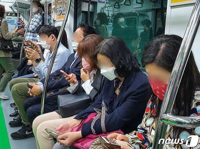 지난 13일 서울 지하철 2호선을 탑승한 모든 시민들이 마스크를 착용하고 있다./뉴스1 © News1 유승관 기자