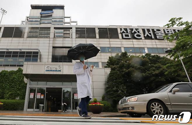 19일 오전 20대 간호사를 비롯한 의료진 4명이 신종 코로나바이러스 감염증(코로나19) 확진 판정을 받은 서울 강남구 삼성서울병원 입출구에 내원객들이 오가고 있다. 삼성서울병원은 수술실 일부를 폐쇄하고 예정된 수술 60~70개를 잠정 연기했다. 2020.5.19/뉴스1 © News1 허경 기자