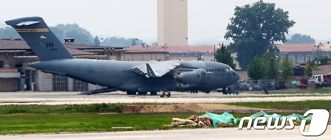 경기도 평택시 오산공군기지에 C-17 글로브마스터 미 공군 전략수송기가 대기하고 있다.  2018.7.26/뉴스1 © News1 오장환 기자