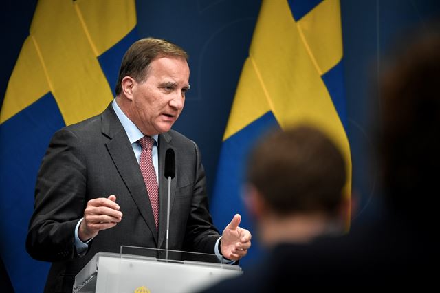 스테판 뢰벤 스웨덴 총리가 13일 스톡홀름에서 코로나19 대응 관련 기자회견을 하고 있다. 스톡홀름=로이터 연합뉴스