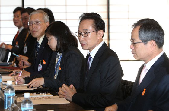 이명박 전 대통령이 2011년 12월 18일 오전 일본 교토 영빈관에서 열린 정상회담에서 노다 일본 총리의 인사말을 듣고 있다. 제일 오른쪽 끝에 앉은 인물이 천영우 전 청와대 외교안보수석. [중앙포토]