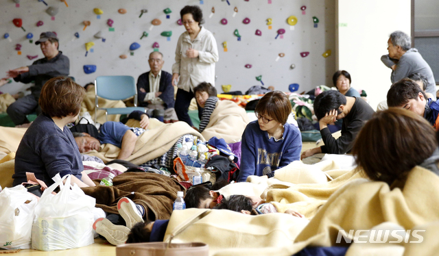 【무라카미=AP/뉴시스】18일 밤 일본 니가타현에서 규모 6.7의 지진이 일어난 가운데 19일 새벽 무라카미의 한 체육관 대피소에 대피한 주민들이 휴식을 취하고 있다. 2019.06.19.