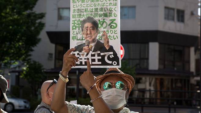 아베 신조 일본 총리 집 근처에서 진행 중인 검찰청 법률 개정에 대한 시위 (사진=게티이미지코리아)