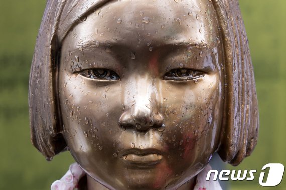 옛 주한일본대사관 인근에 설치돼 있는 일본군 위안부 피해자를 상징하는 '평화의 소녀상'이 비에 젖어 있는 모습. 뉴스1