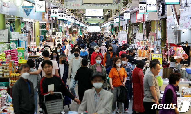 정부의 신종 코로나바이러스 감염증(코로나19) 긴급재난지원금을 지급받은 한국 국민들이  지역 상점과 전통시장 등을 찾고 있다. 2020.5.17/뉴스1 © News1 박지혜 기자