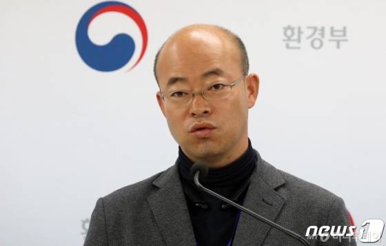 (세종=뉴스1) 장수영 기자 = 김영민 환경부 교통환경과장이 6일 정부세종청사 환경부 기자실에서 '벤츠(12종)·닛산(1종)·포르쉐(1종) 경유차 배출가스 불법조작 적발' 브리핑을 하고 있다. 환경부는 해당 차종에 대한 결함시정 명령과 함께 벤츠 776억원, 닛산 9억원, 포르쉐 10억원의 과징금을 부과하고 형사 고발한다고 밝혔다. 2020.5.6/뉴스1