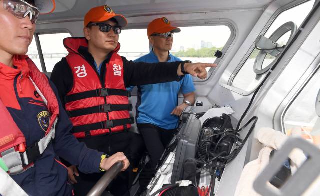 하동진(가운데) 한강경찰대장과 박종원(오른쪽) 한강경찰대 3팀장이 마포대교 인근을 순찰하고 있다./이호재기자