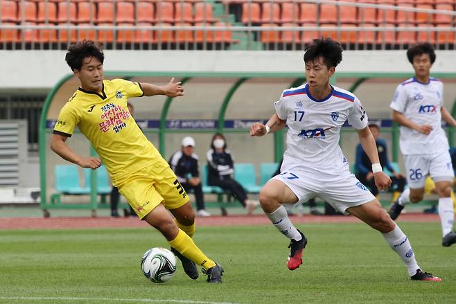 전주시민축구단 신예 김도훈(왼쪽)이 지난 16일 전주종합경기장에서 열린 대전한국철도축구단과의 K3리그 개막전에서 드리블 돌파를 시도하고 있다. 전주시민축구단 제공