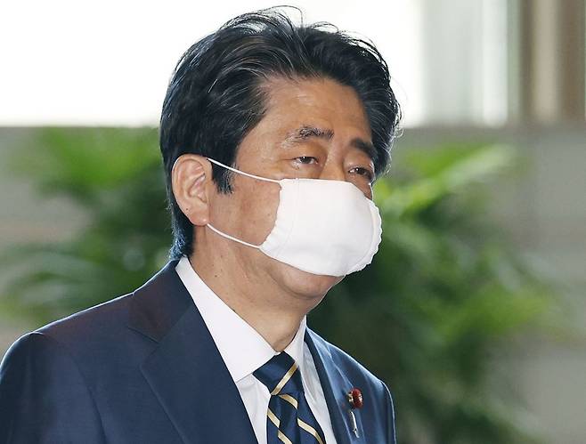 (도쿄 교도=연합뉴스) 아베 신조 일본 총리가 2020년 5월 14일 천 마스크를 쓴 채 총리관저로 들어가고 있다.