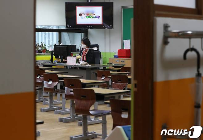 지난 15일  서울 한 초등학교 빈 교실에서 한 선생님이 수업 준비를 하고 있다./뉴스1 © News1 이동해 기자