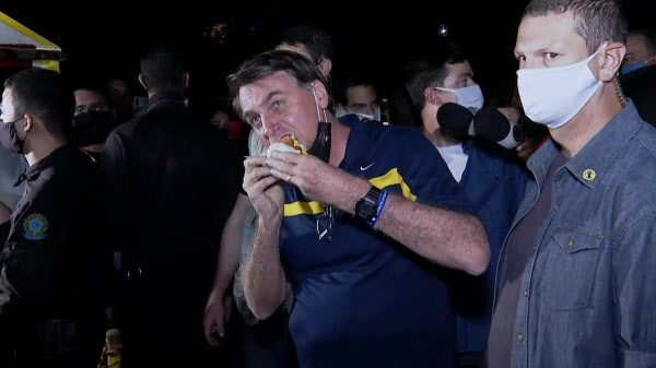23일(현지 시각) 길거리 핫도그를 사먹고 있는 브라질 자이르 보우로나루 대통령/트위터