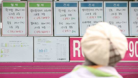 한 시민이 용산구 이촌동 일대 부동산공인중개업소에 걸린 급매물 시세를 살펴보고 있다.<연합뉴스>