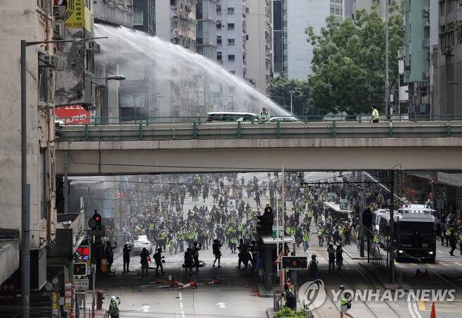 시위대 향해 물대포 쏘는 홍콩 경찰 (홍콩 EPA=연합뉴스) 중국 전국인민대표대회(전인대)의 '홍콩 국가보안법'(홍콩보안법) 제정 추진에 반발한 홍콩 시민들이 24일 번화가인 코즈웨이베이에서 시위를 벌이자 경찰이 시위대를 해산시키기 위해 물대포를 쏘고 있다. ymarshal@yna.co.kr