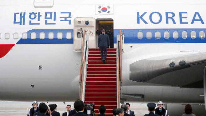 지난 해 12월 중국에서 열린 한중일 정상회의에 참석할 당시 문재인 대통령이 서울공항에서 대통령 전용기인 공군1호기에 탑승하고 있다. [사진=연합뉴스]