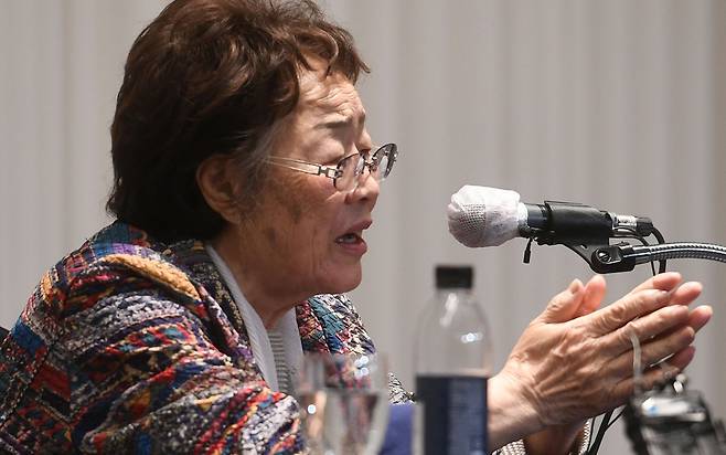 일본군 ‘위안부’ 피해자인 여성인권운동가 이용수(92) 할머니가 25일 오후 대구 수성구 만촌동 인터불고 호텔에서 기자회견을 열고 정의기억연대 관련 의혹에 대한 소회를 밝히고 있다. 공동취재사진
