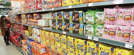 (사진) 한 대형마트의 라면 매대. /한국경제신문