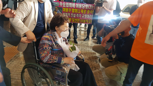 지난 25일 오후 일본군 위안부 피해자 이용수(92) 할머니가 대구 수성구 만촌동 인터불고 호텔에서 기자회견을 끝내고 회견장을 떠나고 있다. 대구=연합뉴스