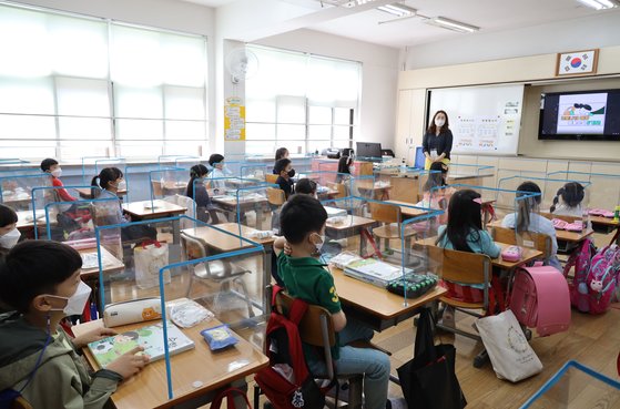 27일 서울 송파구 세륜초등학교 교실 책상 위에 투명 가림막이 설치돼 있다. 뉴스1