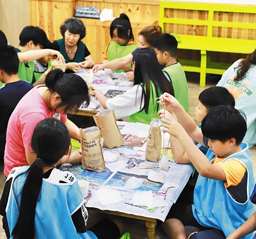 군산 나포교회가 지난해 7월 개최한 제8차 생태캠프에서 참가자들이 친환경 공기청정기를 만드는 모습. 기환연 제공