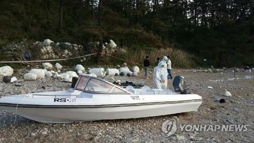 태안 의항리 해변서 발견된 소형 모터보트 [연합뉴스 자료사진]