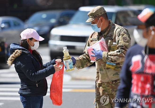 13일(현지시간) 시민에게 필수품을 나눠주는 미국 군인. [AFP=연합뉴스 자료사진]