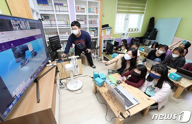 KT가 전국 31개 지역아동센터의 긴급 돌봄 아동을 대상으로 ‘비대면 ICT 체험 교육’을 진행한다고 20일 밝혔다. (KT 제공) 2020.5.20/뉴스1