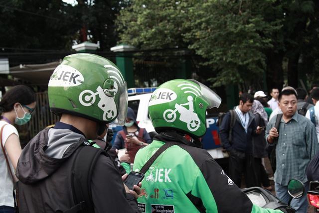 인도네시아의 승차공유업체 고젝의 오토바이택시 기사들. 셔터스톡 이미지