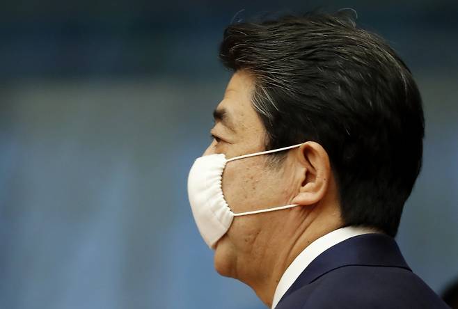 아베 신조 일본 총리가 아베마스크를 착용한 모습./사진=AFP