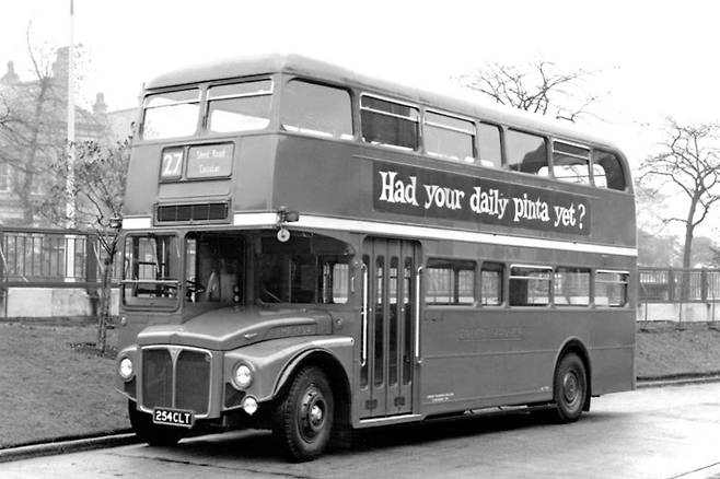 접이식 도어가 앞에 있는 루트마스터 RMF