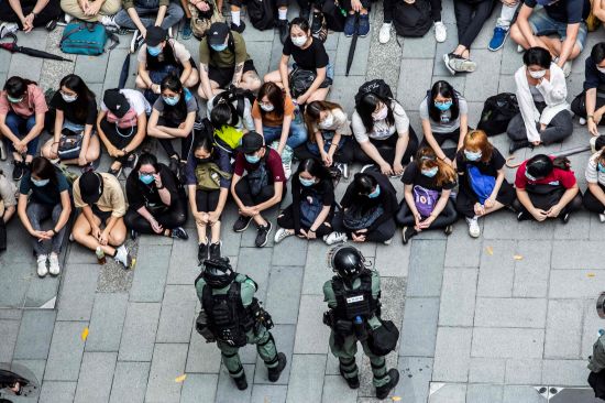 (홍콩 AFP=연합뉴스) 홍콩 입법회(의회)가 중국 국가 모독 행위를 처벌하는 법안을 심의하고 있는 가운데 경찰이 27일 코즈웨이 베이 지구에서 벌어진 시위를 진압하고 일부 참가자들을 붙들어 두고 있다.