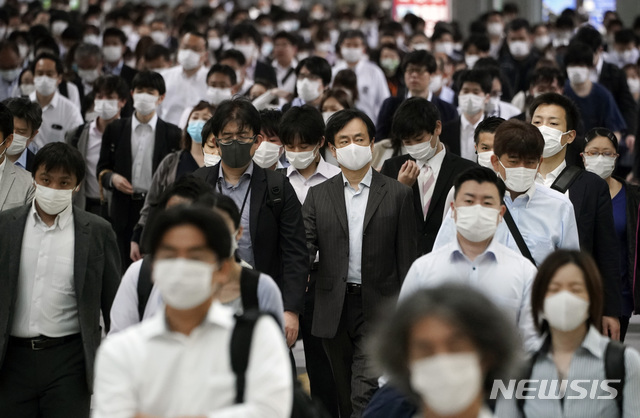 [도쿄=AP/뉴시스]지난 26일 일본 도쿄의 한 지하철 역 통로에 마스크를 시민들이 가득하다. 2020.05.27.