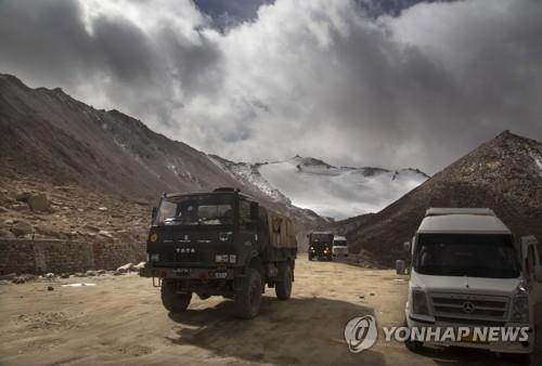 인도와 중국 접경지역인 라다크의 인도 군용트럭 [AP=연합뉴스 자료사진]