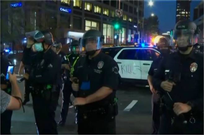 LA 시위현장. 경찰들 뒤로 보이는 경찰차량에 살인자(Killer)라는 문구가 선명하다.(CNN캡처)