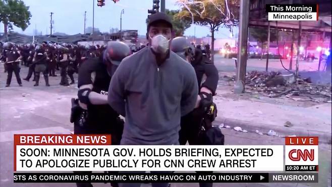 29일(현지시간) 미국 미네소타주 미니애폴리스에서 흑인 남성 조지 플로이드가 백인 경찰의 가혹 행위로 숨진 사건에 항의하는 시위 상황을 생중계하던 CNN 기자가 경찰에 체포되고 있다. / 연합뉴스