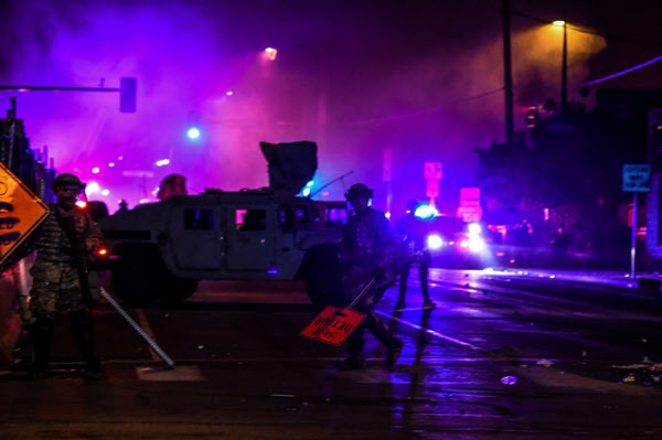29일 밤 미니애폴리스에서 시위대 해산하는 경찰과 주방위군 /AFP 연합뉴스